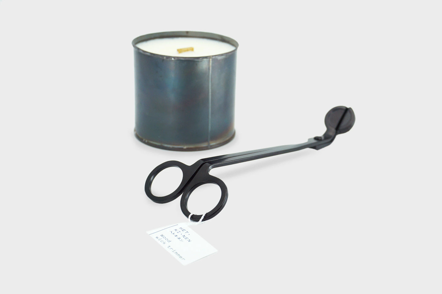 Hetkinen Woodwick Trimmers closed next to a Fischersund Wood Wick Candle