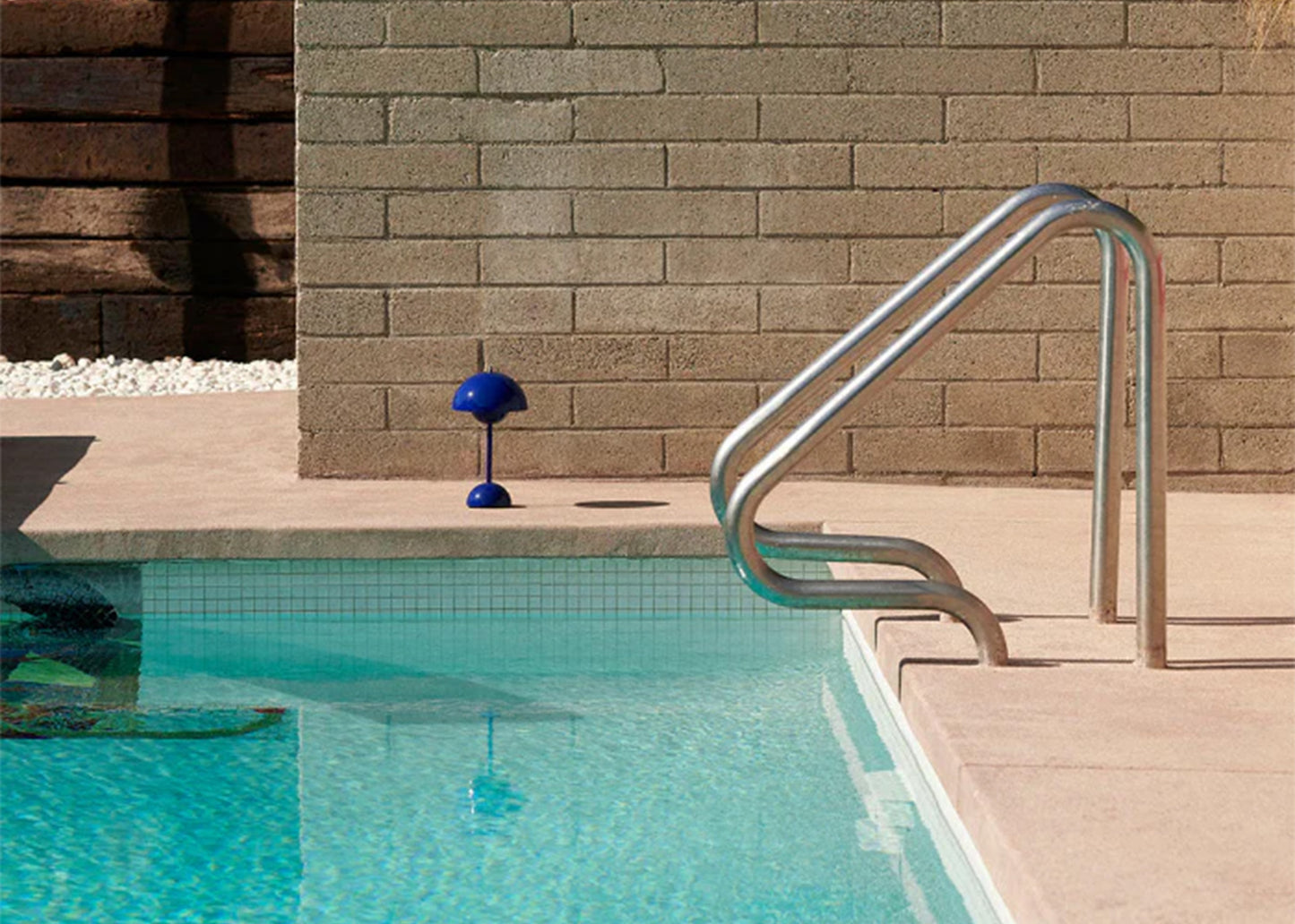 
                  
                    Portable Flowerpot Table Lamp
                  
                